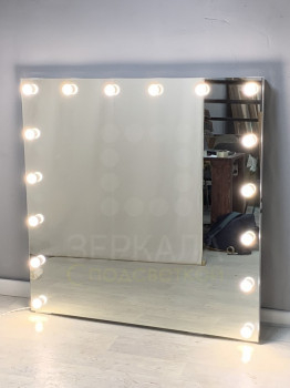 Настенное гримерное зеркало без рамы 120x120 с подсветкой светодиодными лампочками